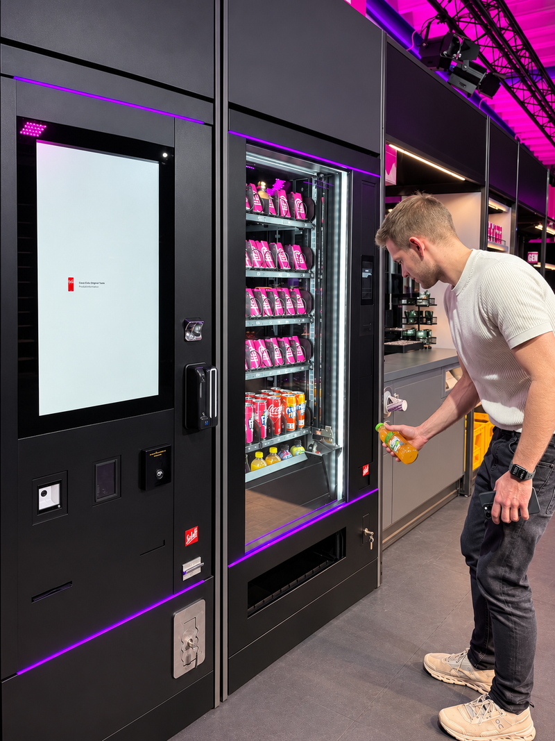 Kunde entnimmt Ware aus dem Ausgabefach