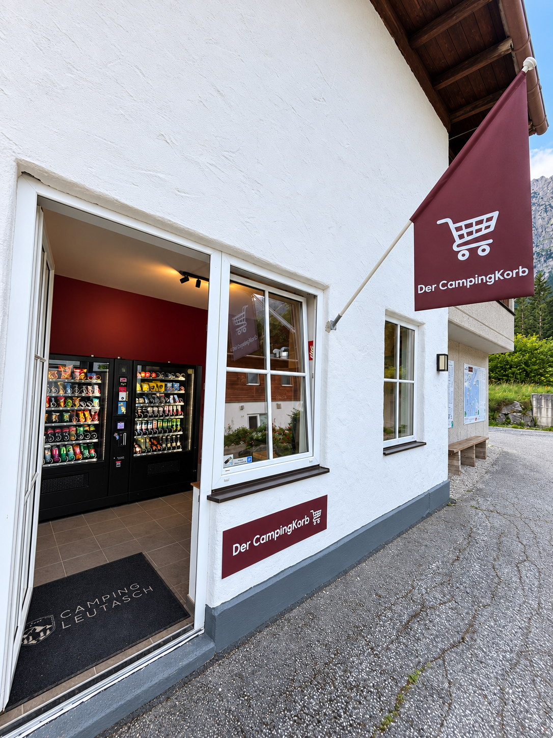 Kleiner Shop mit Regalen und Automat auf einem Campingplatz