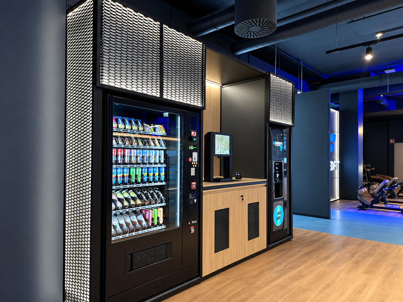 Eingebaute Automatenwand mit Holz-Theke und Shake-Station