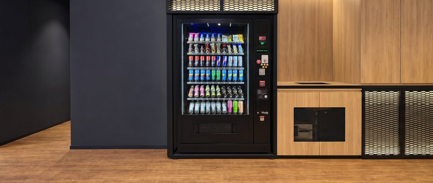 Automat mit Bezahlterminal, eingebaut in eine Holzwand