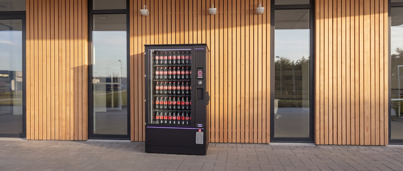 Automat vor einer Holzfassade