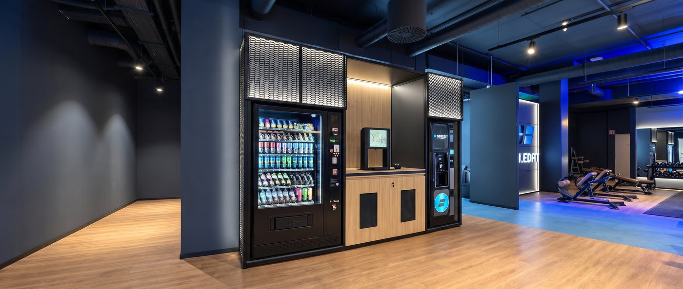 Automatenwand mit Bestellterminal in einem modernen Gebäude