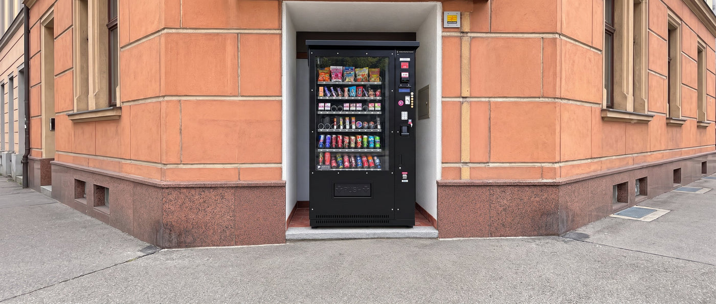 Automat in einer Nische in der Hauswand, direkt am Gehweg