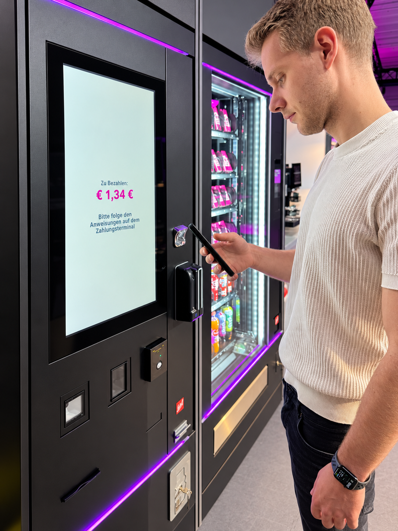 Kunde bezahlt am Touchscreen-Automaten mit dem Handy