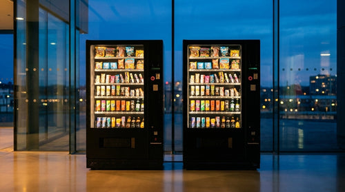 Zwei G-Snack Automaten in einer Empfangshalle